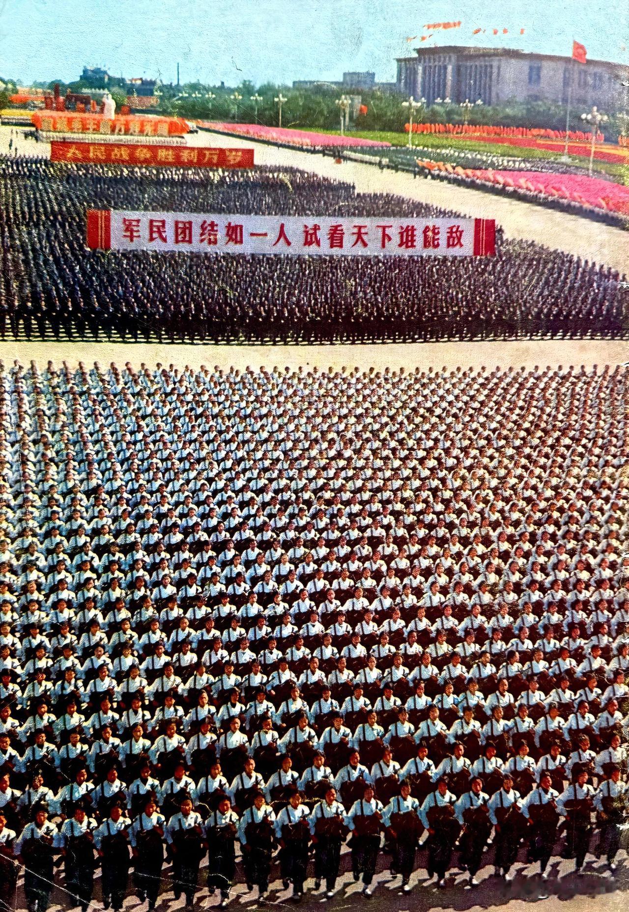 1969年10月1日，建国二十周年，天安门广场国庆群众游行现场。本次国庆没有组织