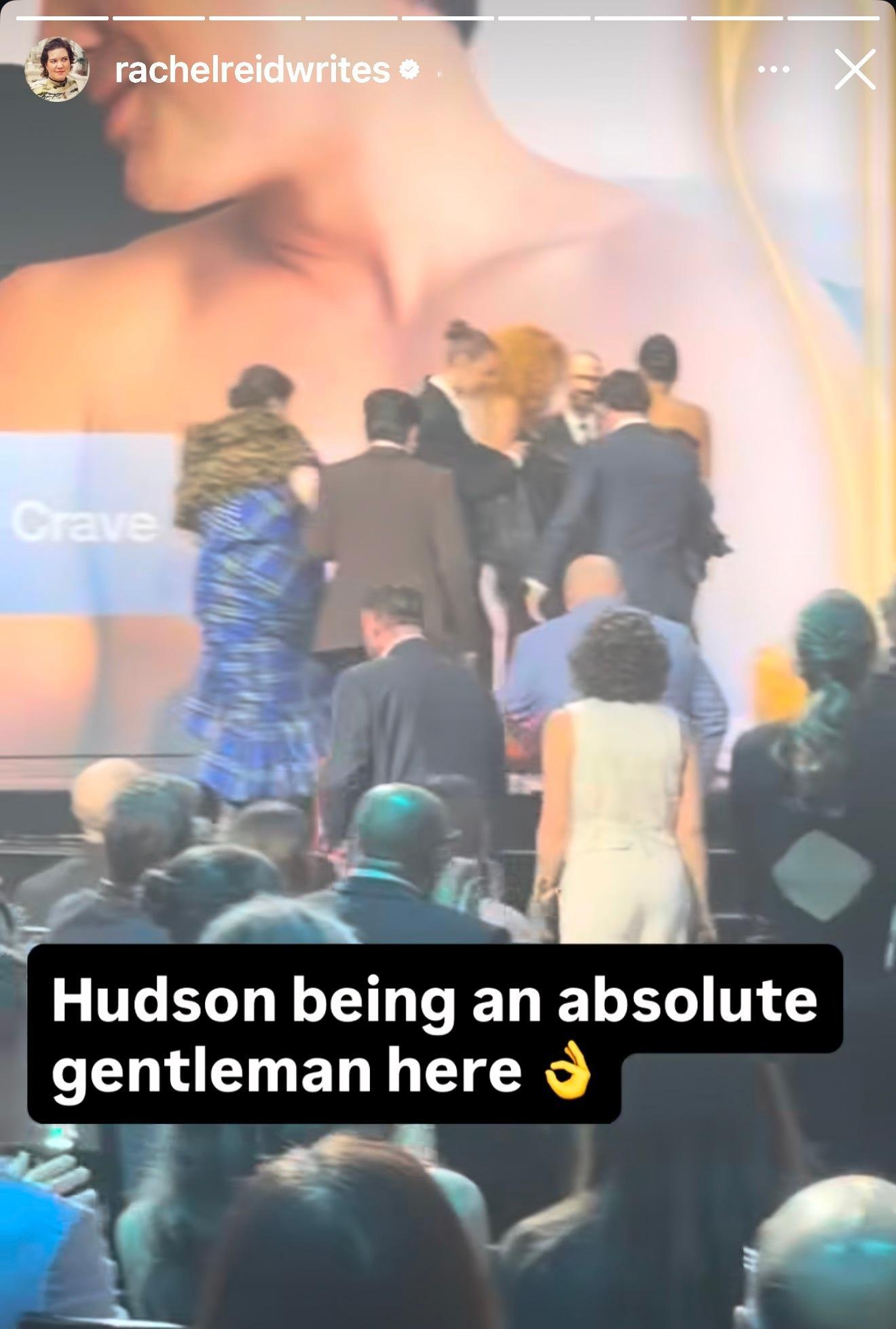 Rachel发昨天Hudson扶她上台。她昨天这身裙子真是很牛👏👏。Quee