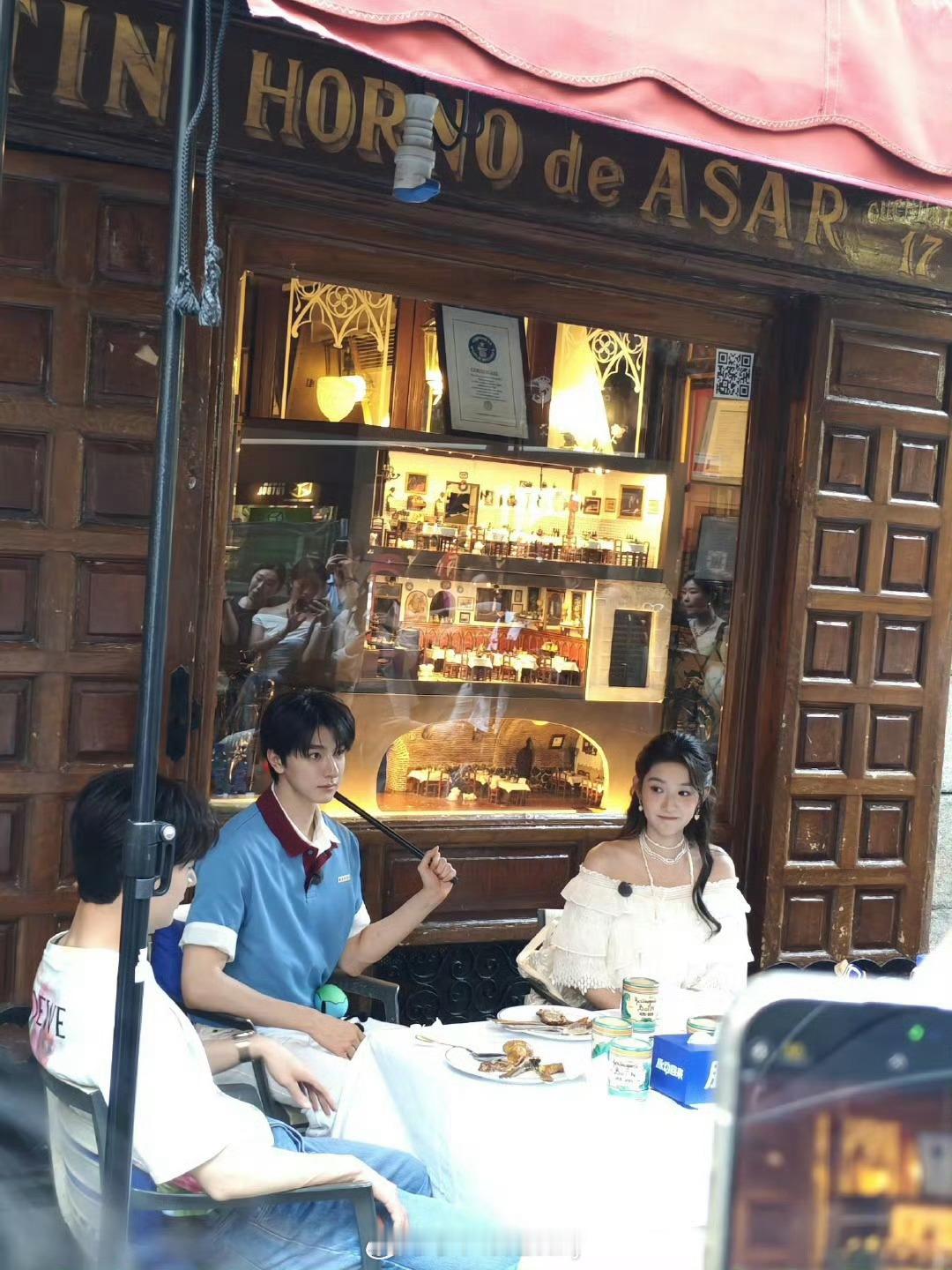 网友西班牙偶遇林一陈星旭王玉雯 ​​​