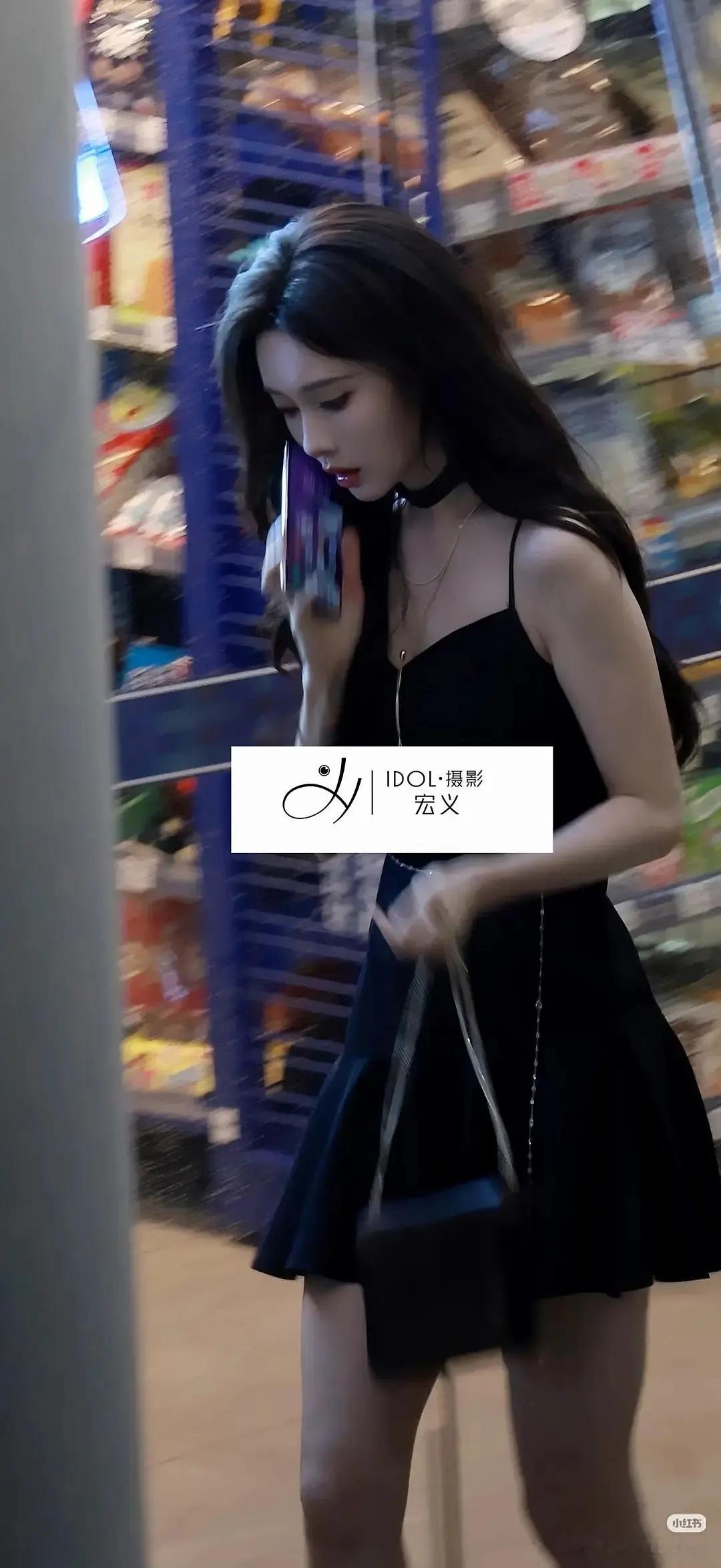 感觉美孟很适合现代装这个小黑裙很适合美孟，搭配后面便利店背景很好梦，谁不想在便利