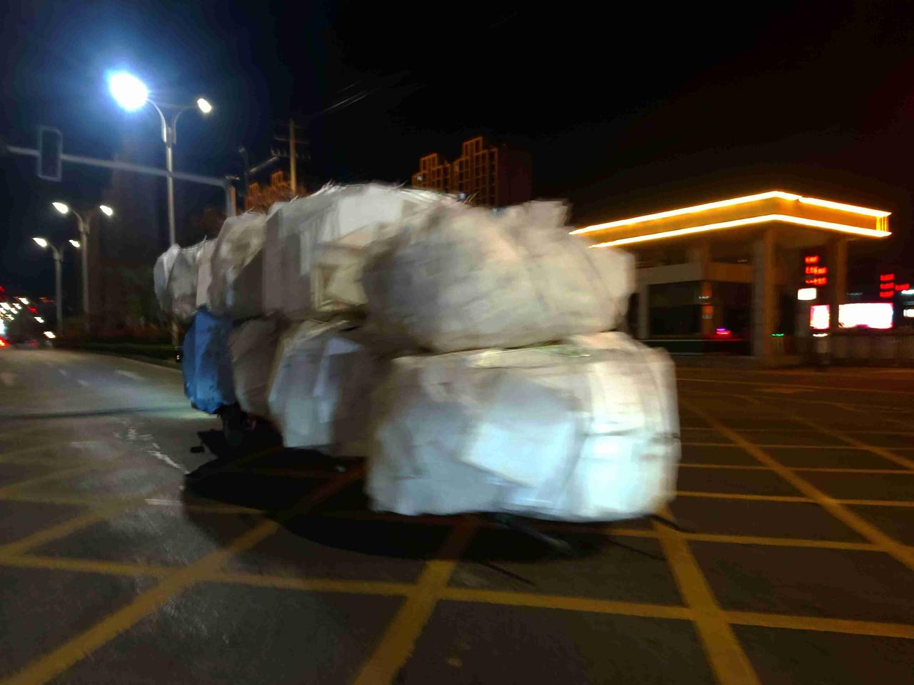 只见一群白色漂浮物在移动
这，这是个啥呀?！
带定位晒今日生活
我的今日状态：?