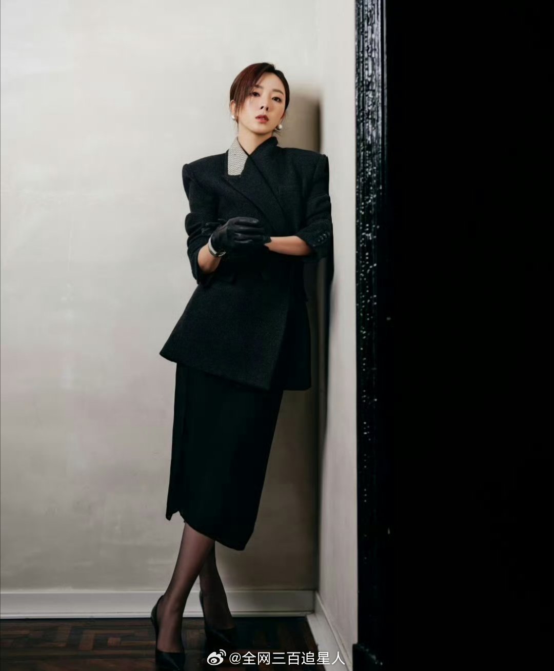 李思思 嘉人主持 嘉人盛典迎来高学历美女主持李思思，黑色西服套装彰显干练气质。红