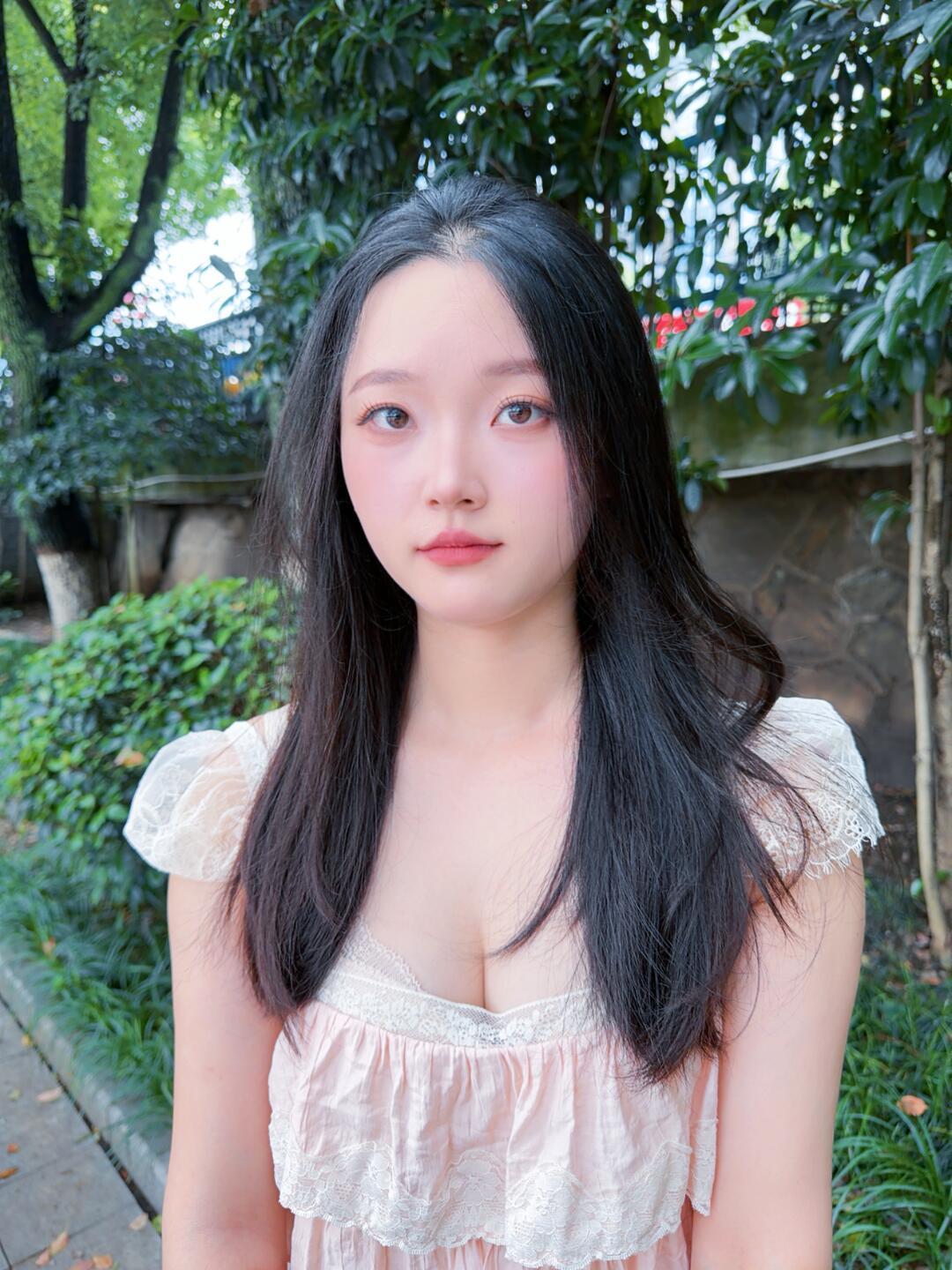 一个女孩在花园里拍照。