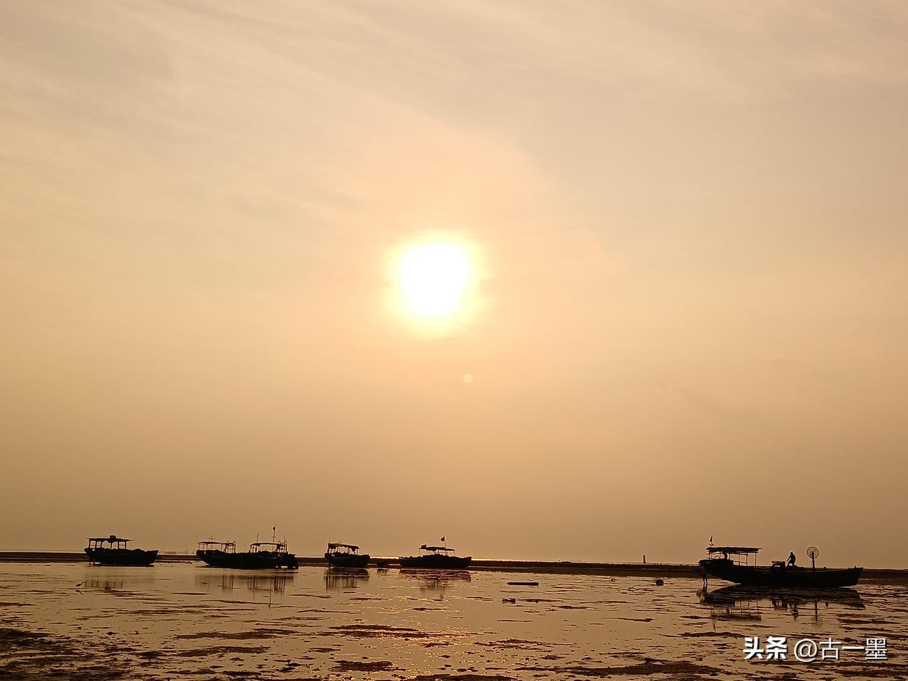 俗话说“父母之爱子，则为之计深远”。
出嫁前一晚，父亲郑重地递给我一张写着六条叮