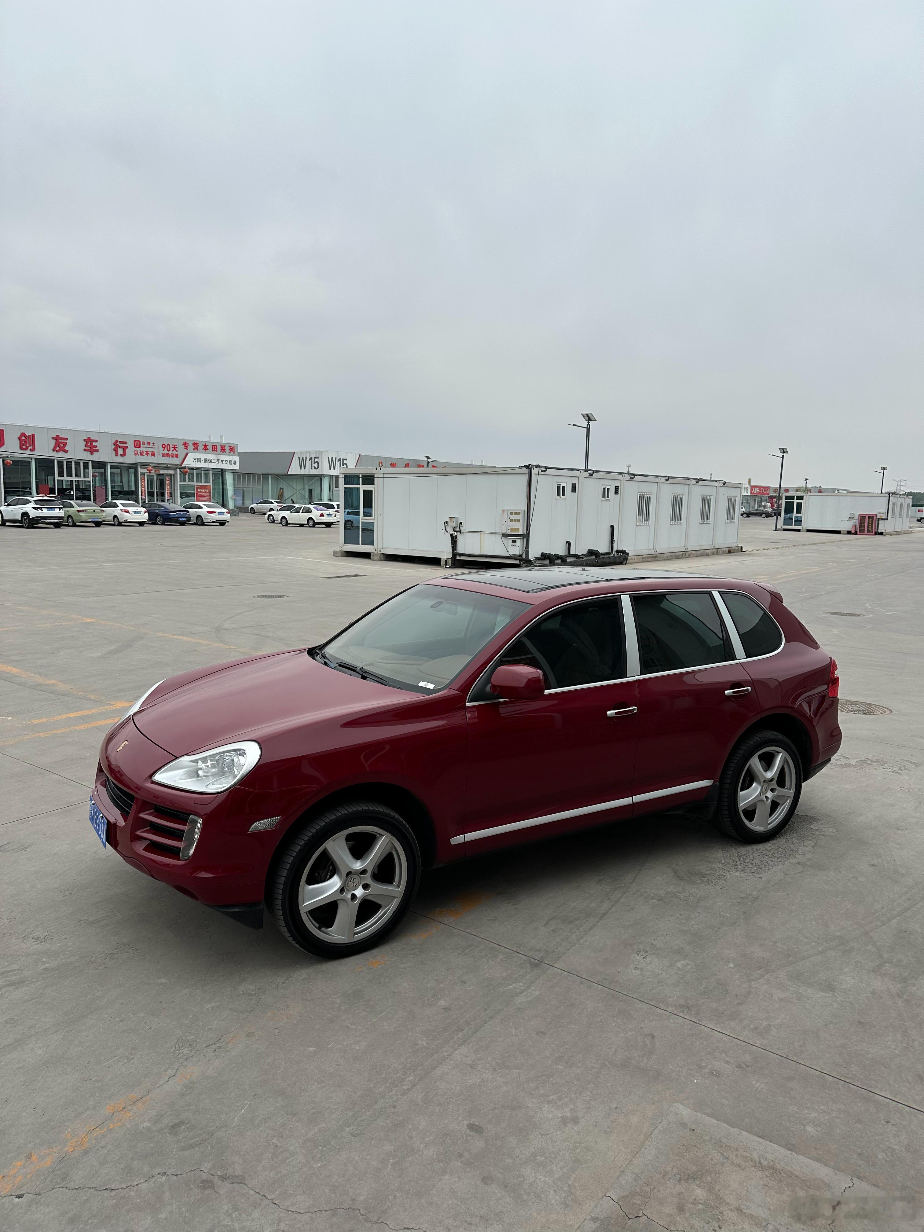 今天卡宴钥匙不是锁车里了吗叫来一个开锁师傅 师傅说 这个开锁要300元我说电话里