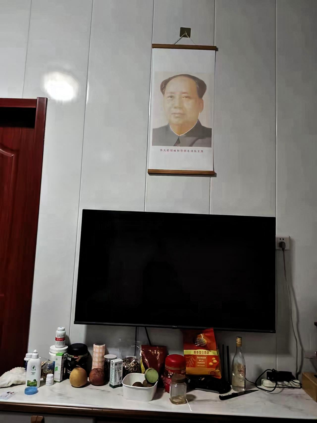 家里客厅挂着伟人像，被朋友说和洋气装修不搭，我只想说：好看的装修千篇一律，刻在心