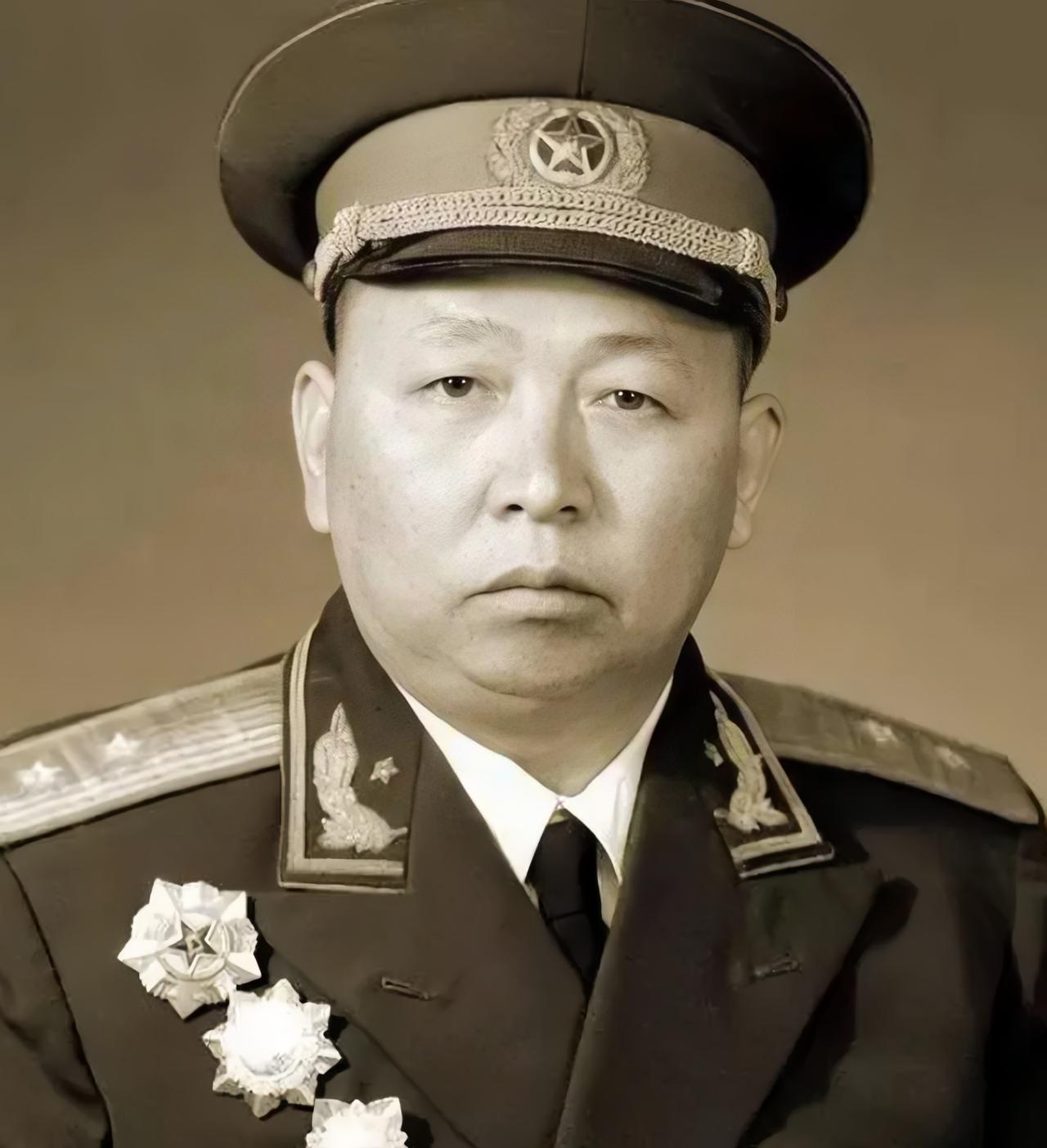 1973年，广州军区副司令员詹才芳中将到广西桂北山区调研。当地干部安排“样板路线