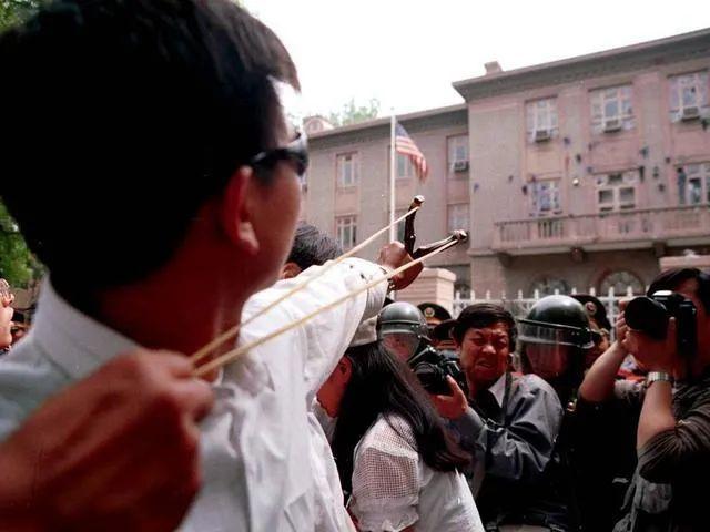 那一年，美国大使馆墙上，有一坨黑点是我扔上去的。