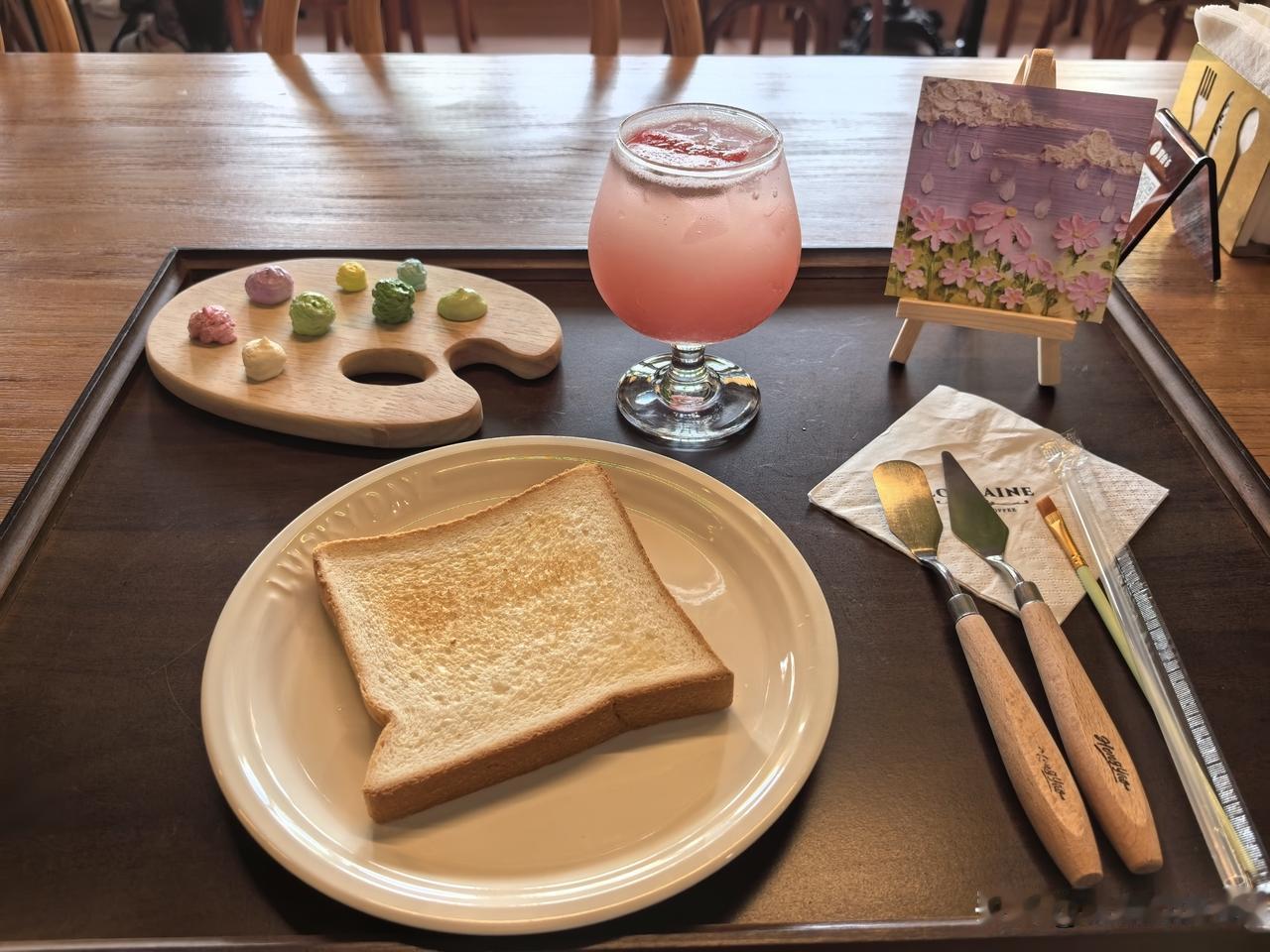 这应该是惠州首家绘画吐司🍞店了吧？！第一次在吐司上作画，事后再将其吃掉，说实在
