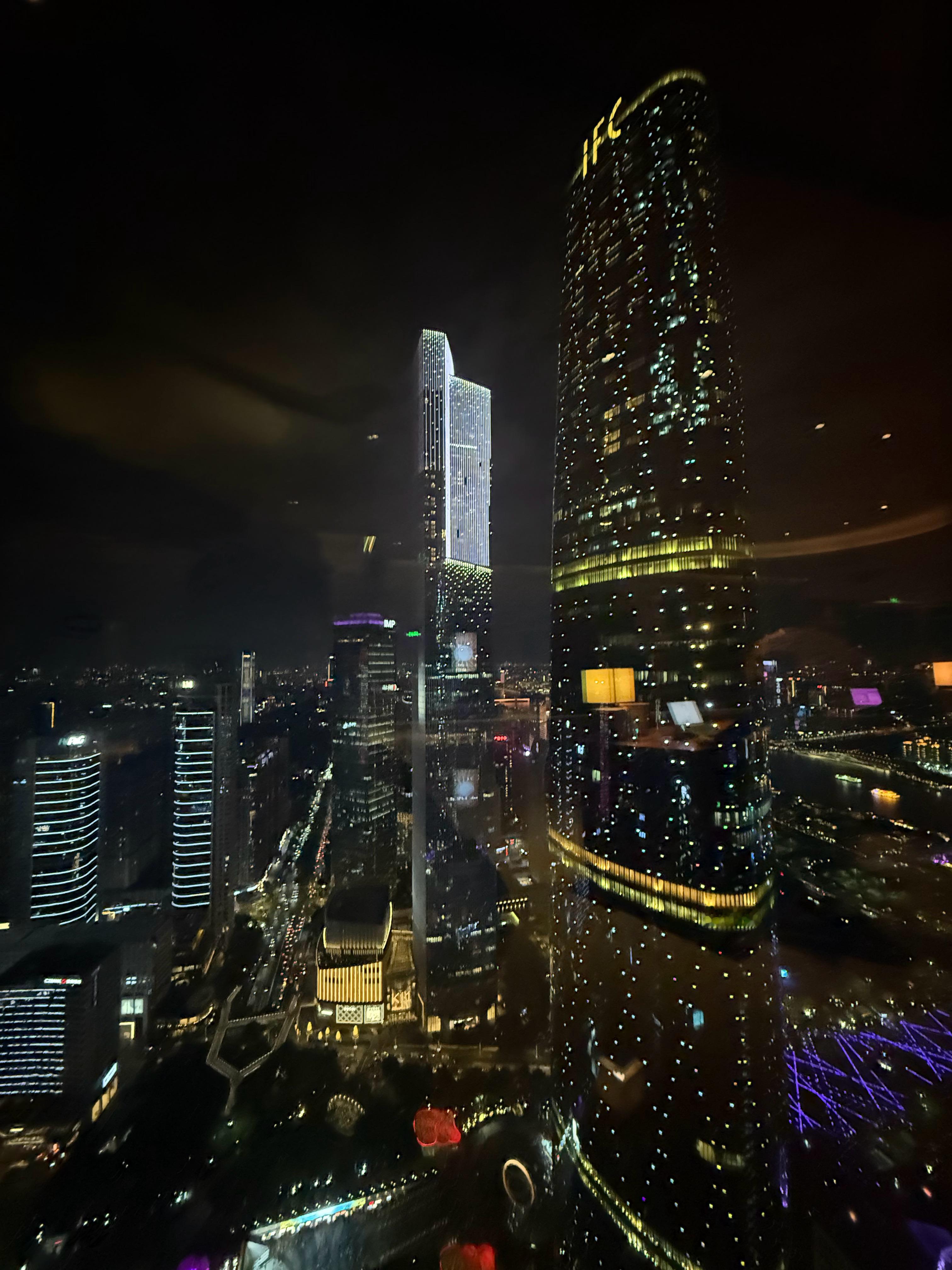 跟在北美的朋友聊天，她觉得 FSD V14 最大的变化，并不是麦当劳得来速“停车