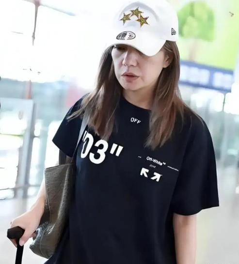 赵薇现身潮州街头，再高飞的“小燕子”也越不过被禁红线的“高墙院落”

近日有网友