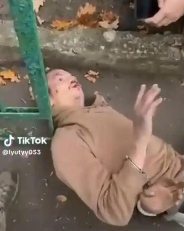 一名与部队失去联系的俄军士兵进入一处房间，将五名正在熟睡的乌军人员杀害。事后，他