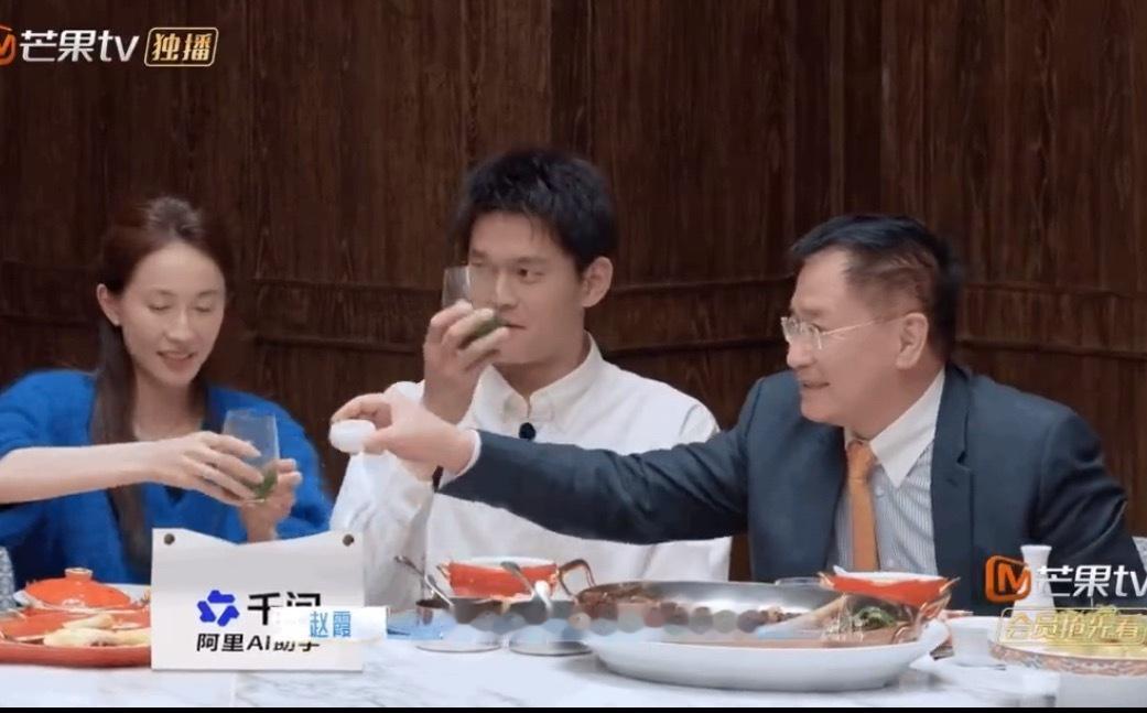 这图太搞笑了小妈和情人对饮无助的继子  专栏 · 豆荚笑话