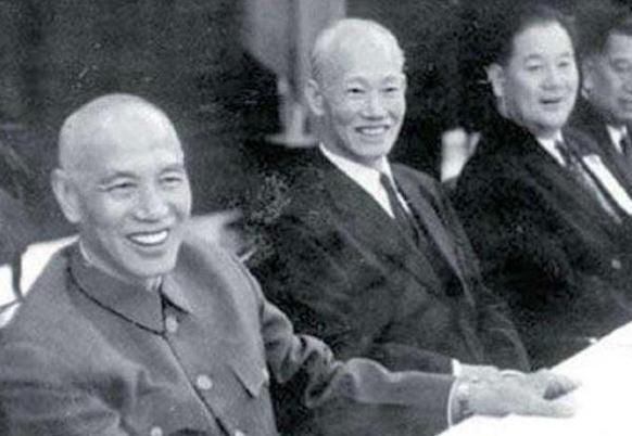 1963年，一间紧闭的办公室里，蒋介石拍着桌子骂陈诚是软骨头。

陈诚梗着脖子顶