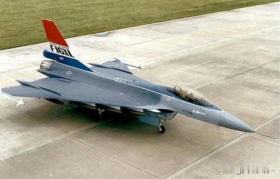 1982年7月2日，美国通用动力沃斯堡工厂的下线仪式上的F-16XL-1，该机最