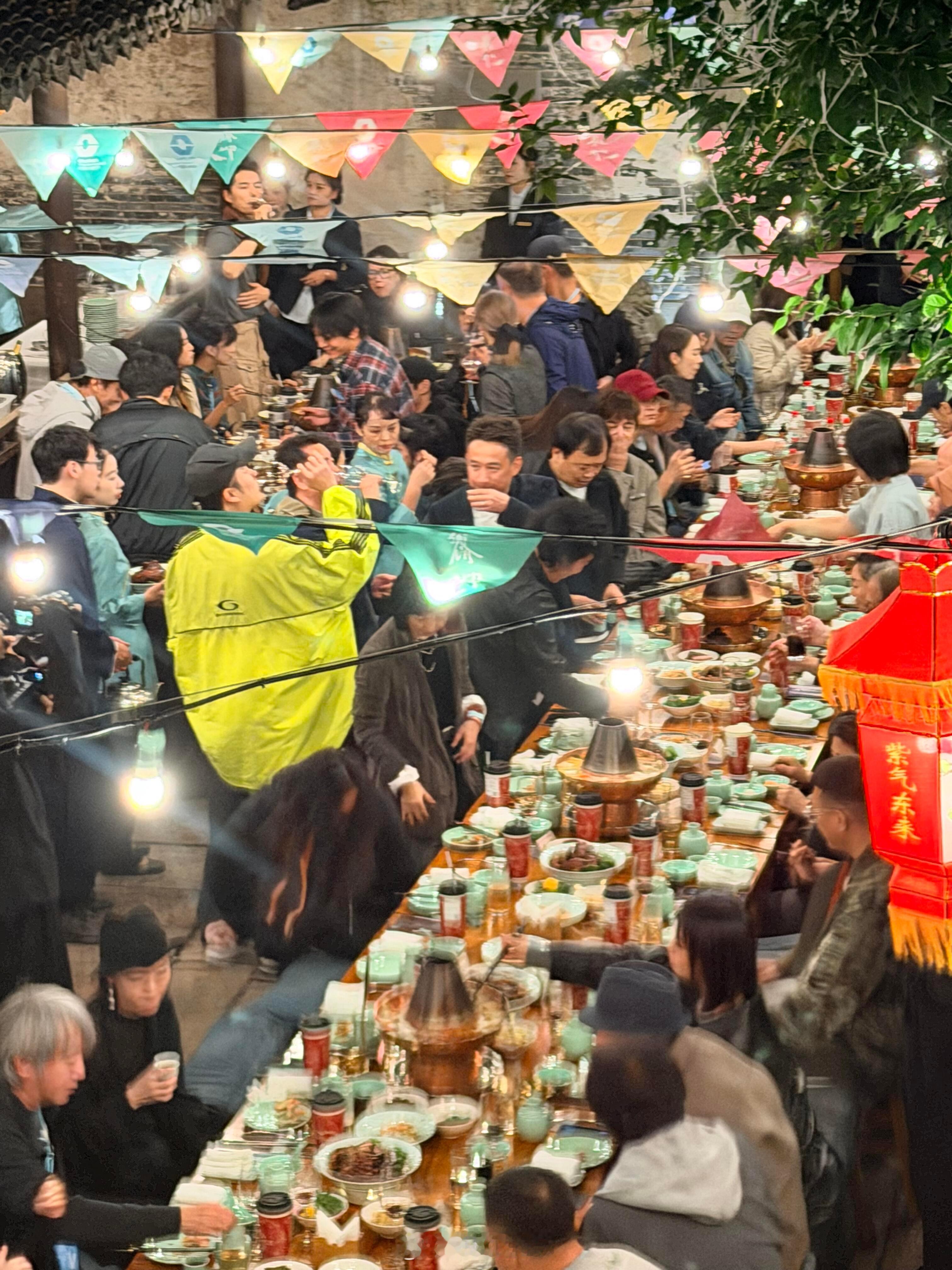活久见！这么多明星竟然都在乌镇路边吃饭！来乌镇戏剧节的没想到误打误撞看到了这么多