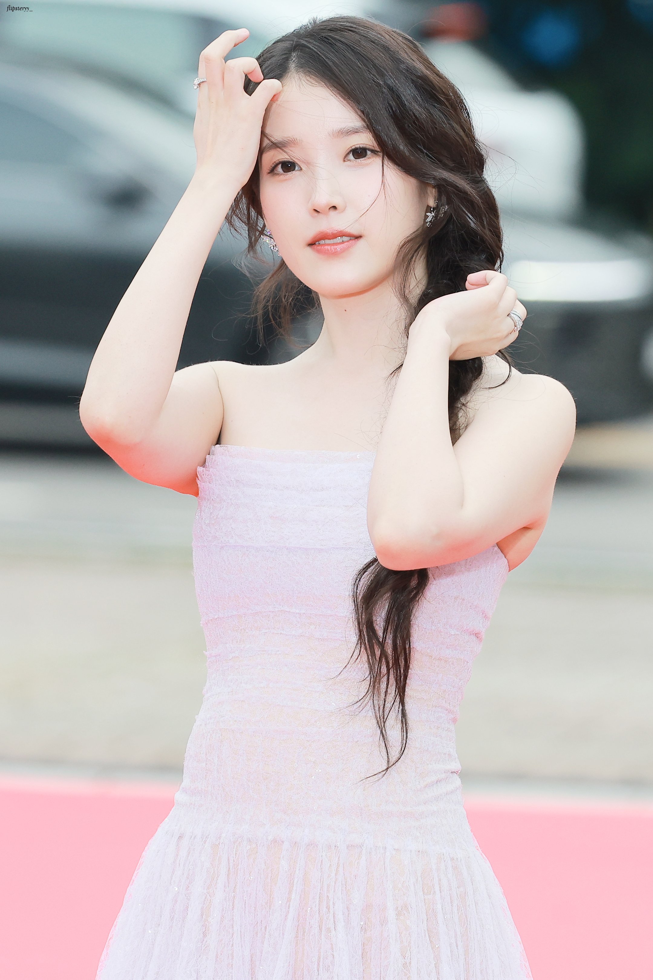 IU[超话]  🌸IU出道十七周年快乐 251002 IU 首尔电视节颁奖典礼