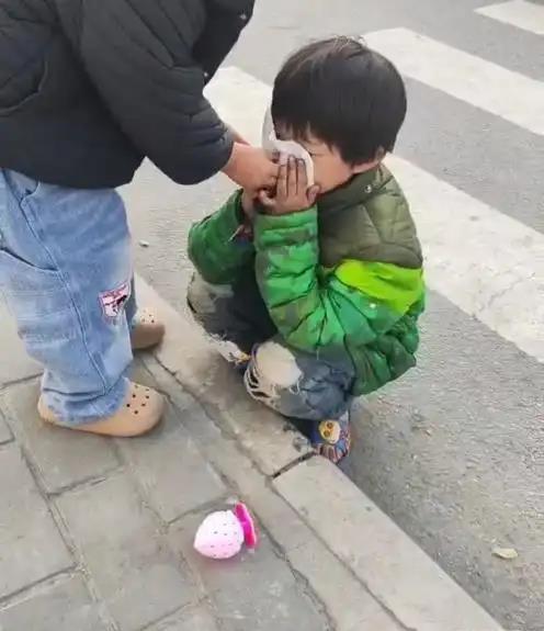 11月13日上午，极目新闻记者通过多方人士了解到，小女孩已被安置在福利院过夜了，