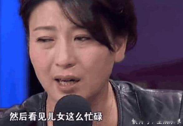 近日
演员闫学晶因在直播中透露儿子一家收入
称“就挣个几十万，无法维持家庭运转”