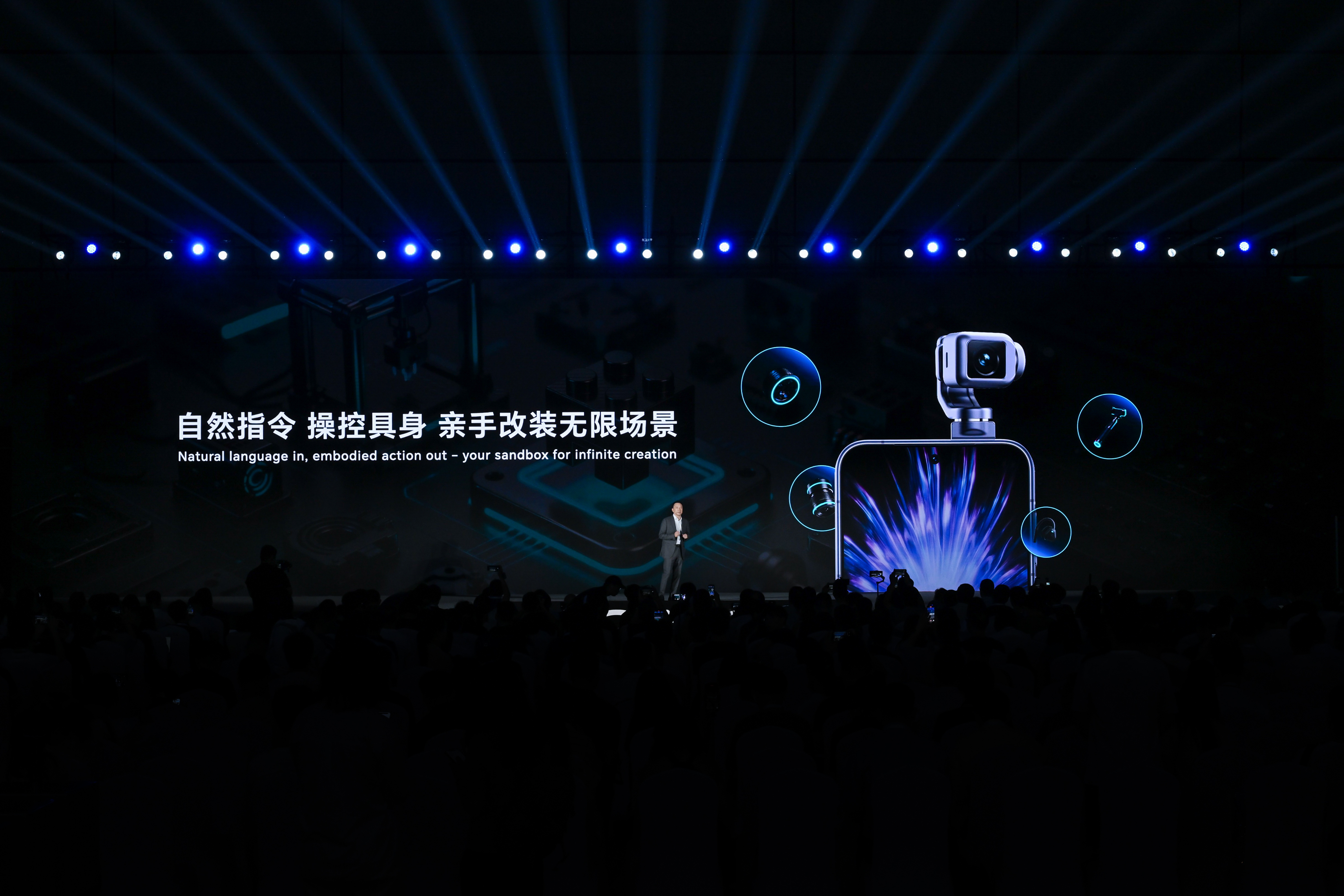 机器人手机荣耀Robot Phone的配色有两种，“月影灰”和“星轨银”，已经开