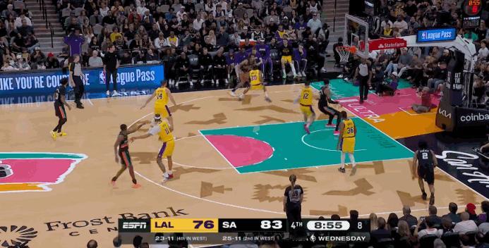 非人类！文班亚马完成空接转体暴扣！
在今天NBA常规马刺对阵湖人的第四节比赛中，