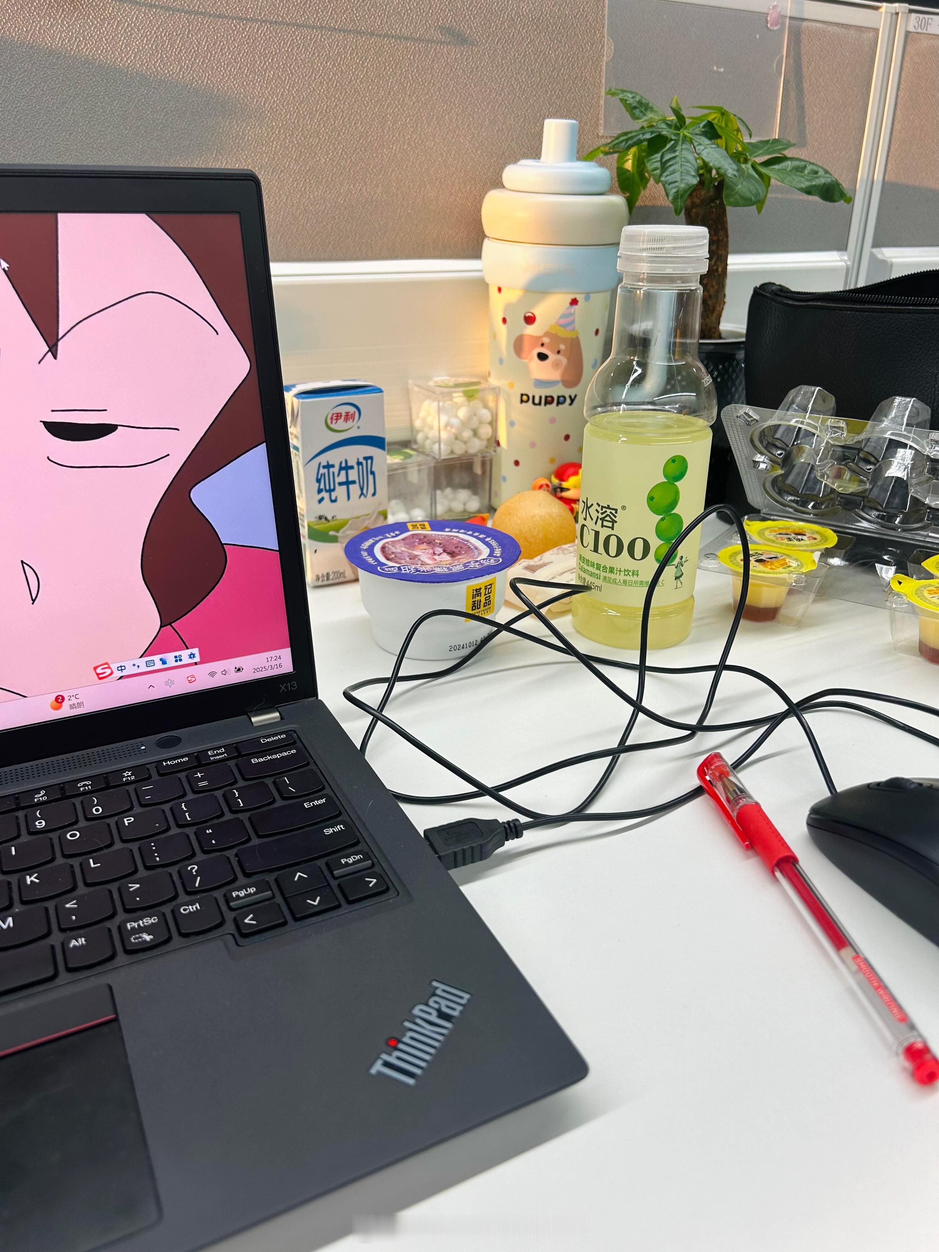 00后工位统一现状上班嘛 小奶茶 小零食必须有的吃饭是必须看剧的每天都靠着这些来