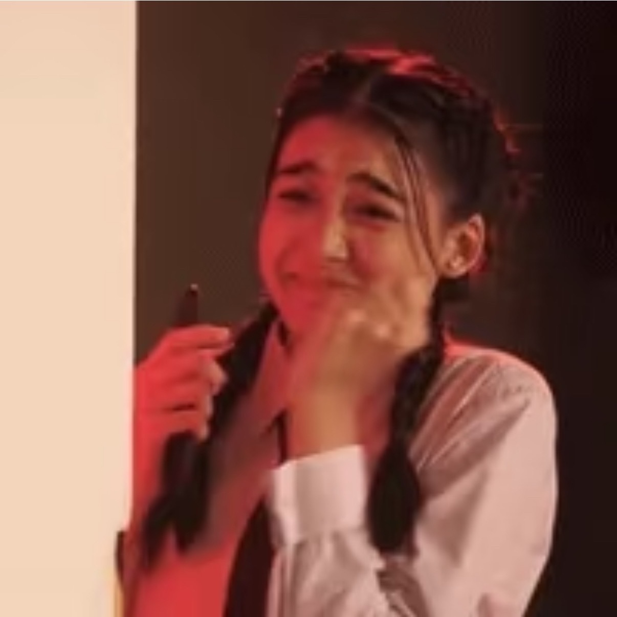 松松垮垮的白卫衣，有线耳机，车水马龙的街头，黑色双肩包，干干净净的少年好喜欢好心