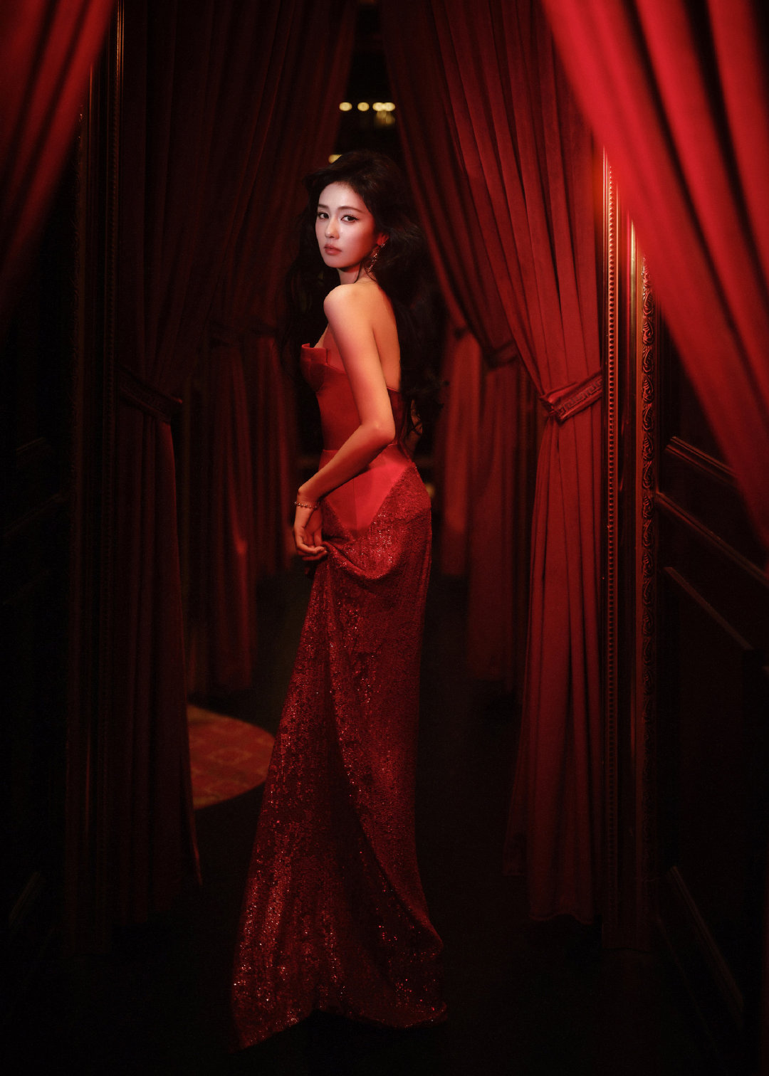 白鹿玫瑰红裙 白鹿抹胸亮片红裙 白鹿玫瑰红裙 