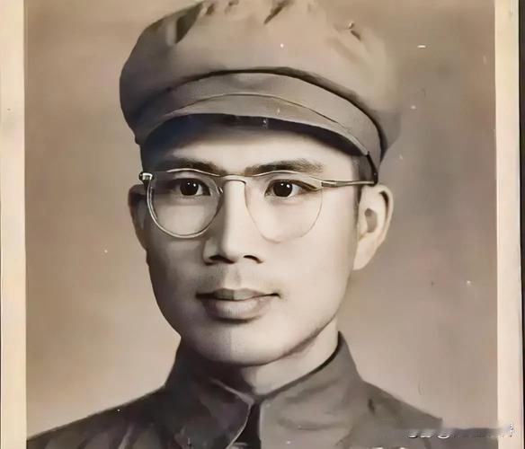 1951年，一个15岁新兵擦大炮，埋头看瞄准镜时，突然发现，敌人阵地上出现一奇怪