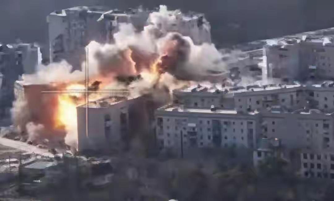 血肉之躯终究扛不住钢铁洪流。俄军这次在克拉斯诺利曼斯克用的法子，简单粗暴，但有效