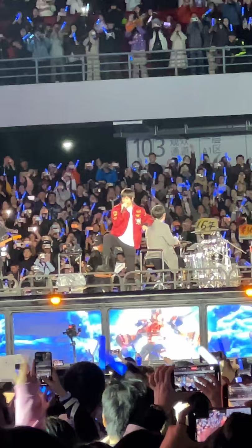 神仙老板请外卖小哥洗脚按摩看演唱会收入百万跑腿小哥圆梦五月天 谁说跑腿只是糊口？