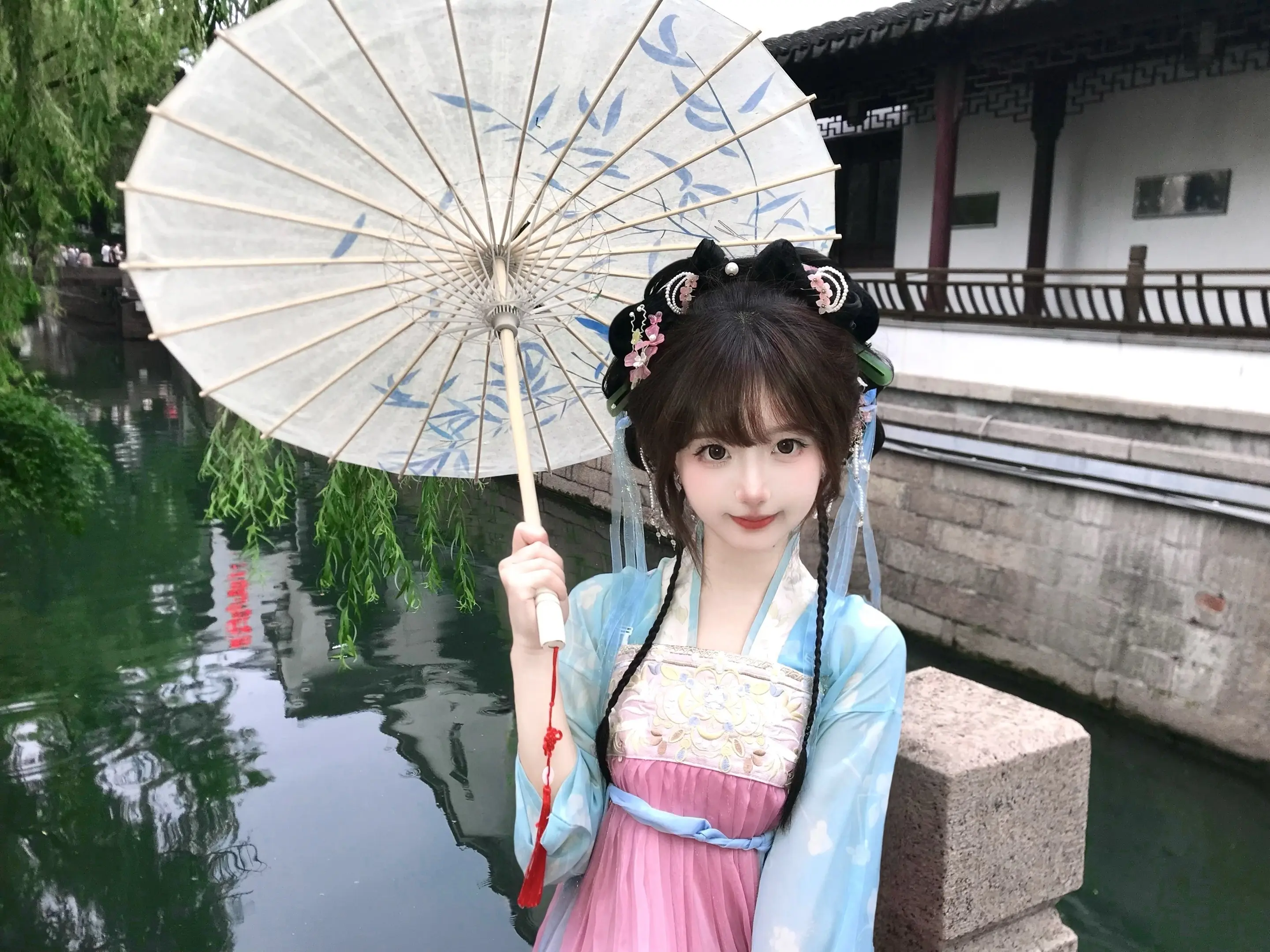 一双人倚揽 一曲烟雨行舟太缓慢