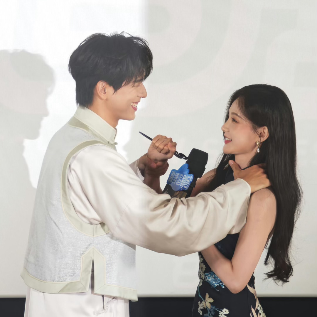 李一桐李现把靠近点听成性感点观众：靠近点！李现：性感点？一旁的李一桐瞬间愣住，俩