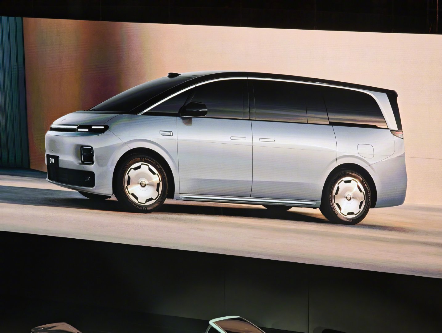 零跑D99和智界V9听说这可能是零跑有史以来最贵的车型 那感觉可能也就比智界便宜