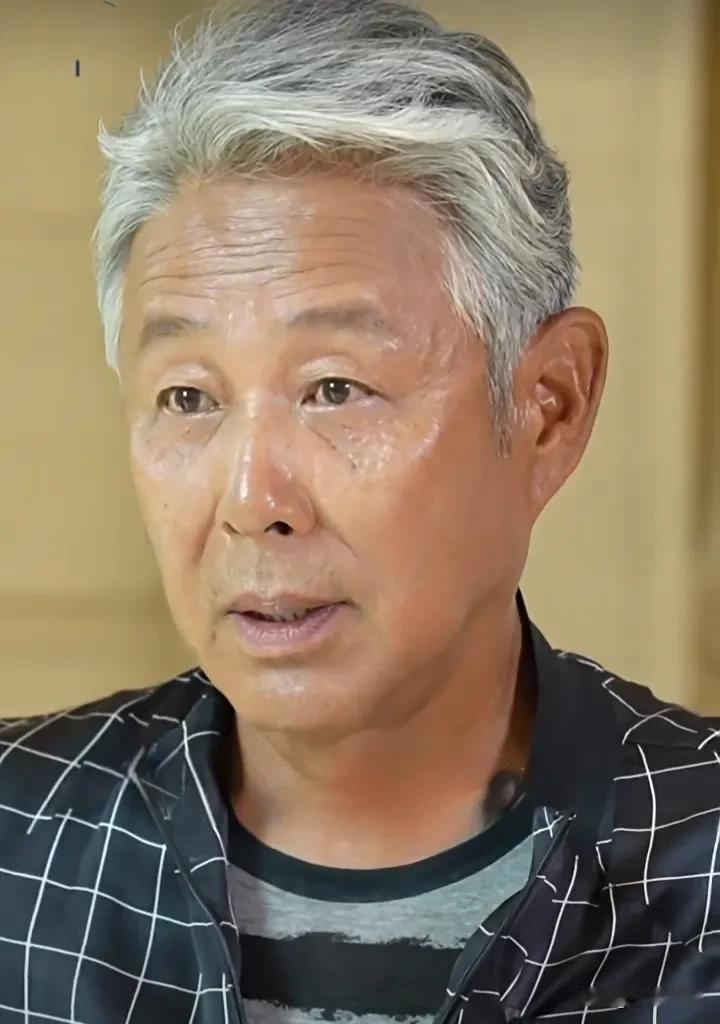 这就是现在的陈道明，素颜，无妆！
面部清清楚楚！