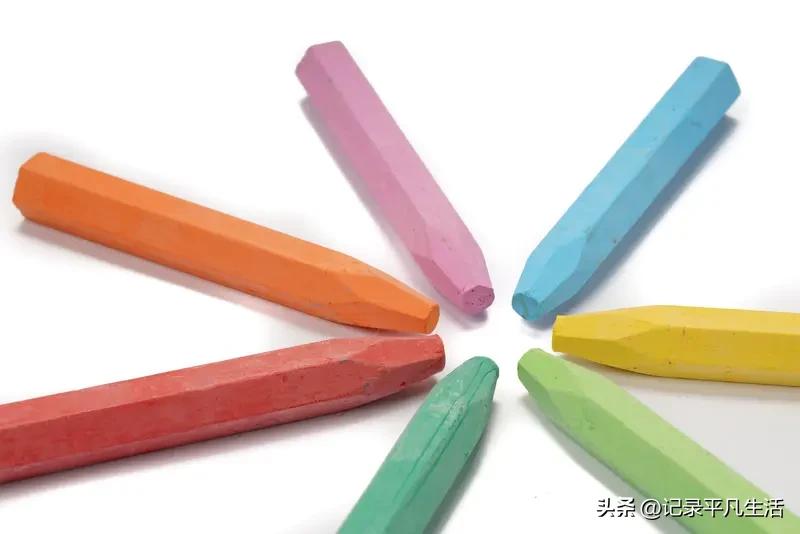 孩子的趣事午后的阳光透过窗棂，在地板上投下斑驳的光影。三岁的小女儿蹲在角落，正用