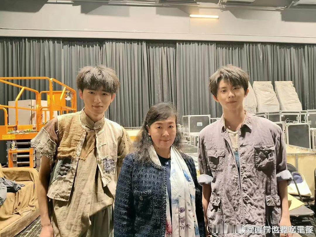 马嘉祺宋亚轩和老师合照马嘉祺宋亚轩与老师合照 马嘉祺宋亚轩和老师合照时代少年团[