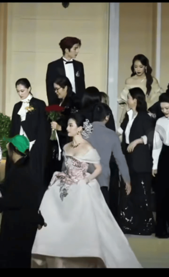 刘亦菲压轴小公主下班了，好开心[哈哈]vogue晚宴 ​​​