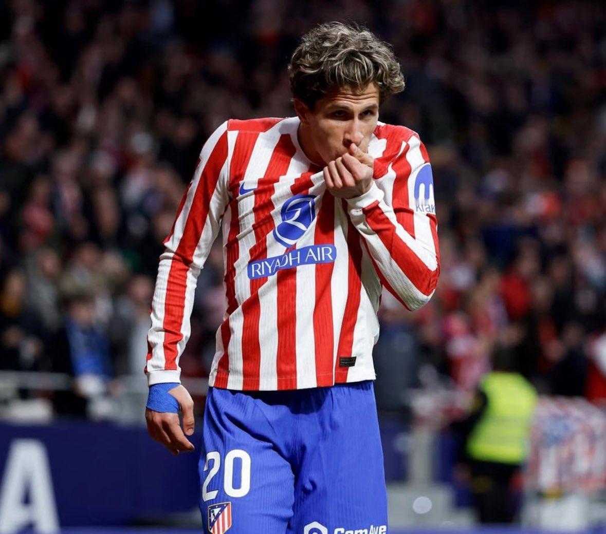 上阵还得“父子兵”！小西蒙尼造成了库巴西的红牌，使得巴萨少一人作战，弗里克不得不