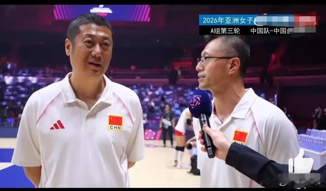 对于今晚中国女排与泰国女排的冠军之争,泰国女排的主教练加提蓬很谦虚，她说泰国女排