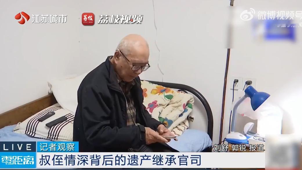 南京73岁孤寡老人葛志平，全程陪护照料患癌侄子葛玉林直至其离世。
葛玉林无父母、