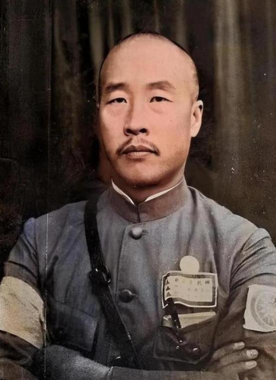 1932年的一天，山东省主席韩复榘正在吃野鸡肉，可是却被野鸡肉里的枪砂硌掉了两颗