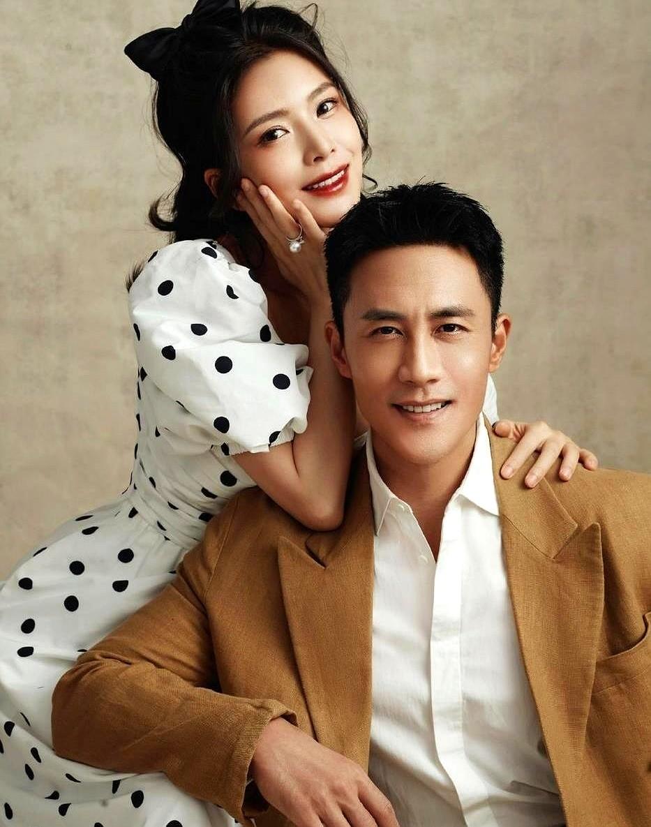 说起杜淳，很多人印象里他还是那个“浪子”。可就在2021年，他突然就宣布结婚了，