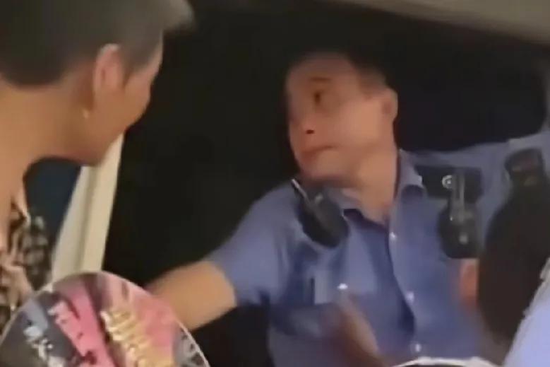 对于砸火车玻璃的那件事，其实这里面有一个最起码的风险比例。
火车内的温度是否已经