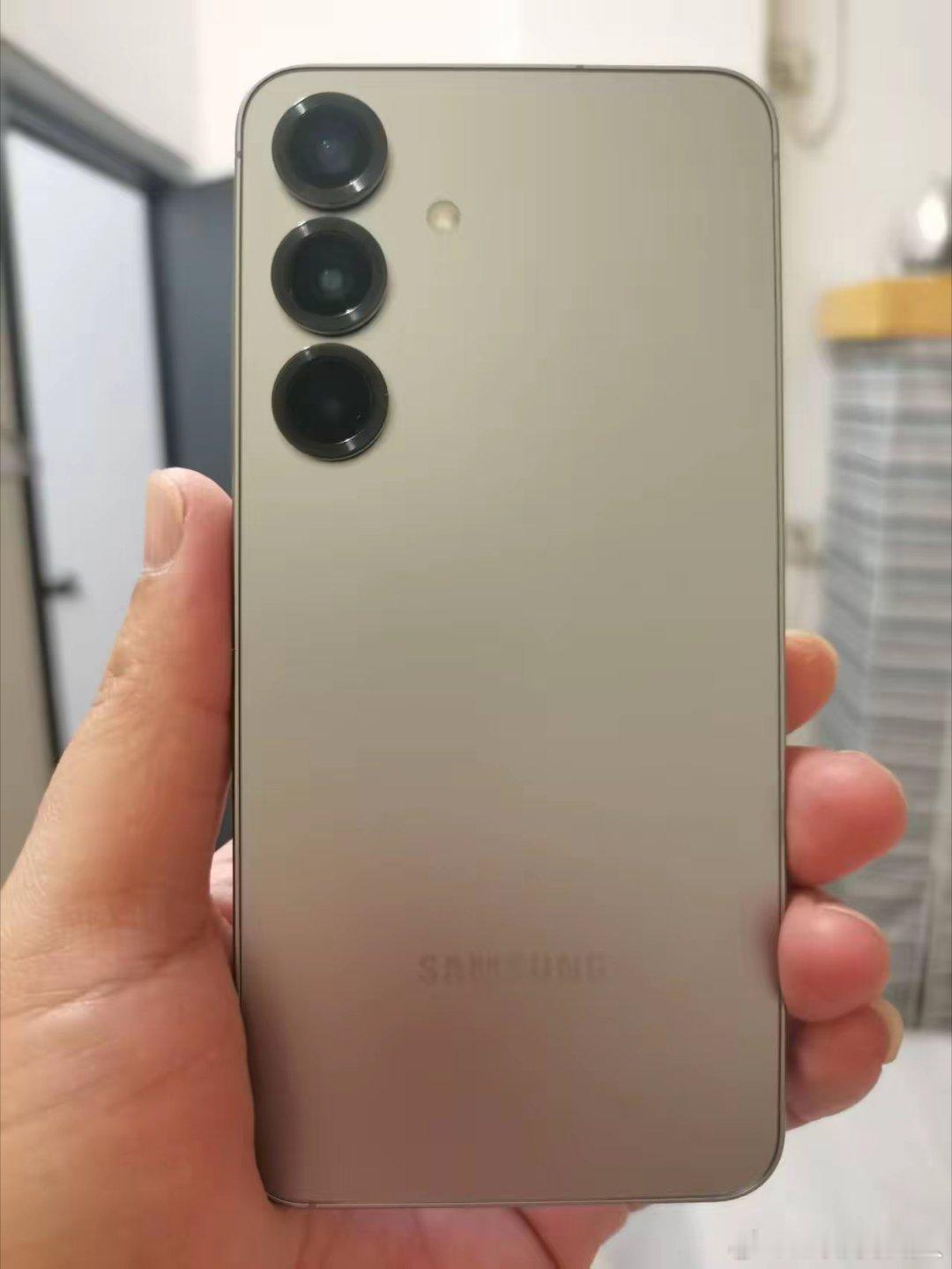 我们公司两千多人，就我一个人用的是三星手机，不管别人怎么讲，我就是喜欢三星手机，