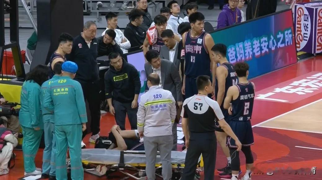 太吓人了，广东加时134-131险胜北控，这场比赛周琦有一个非常吓人的一幕，这一