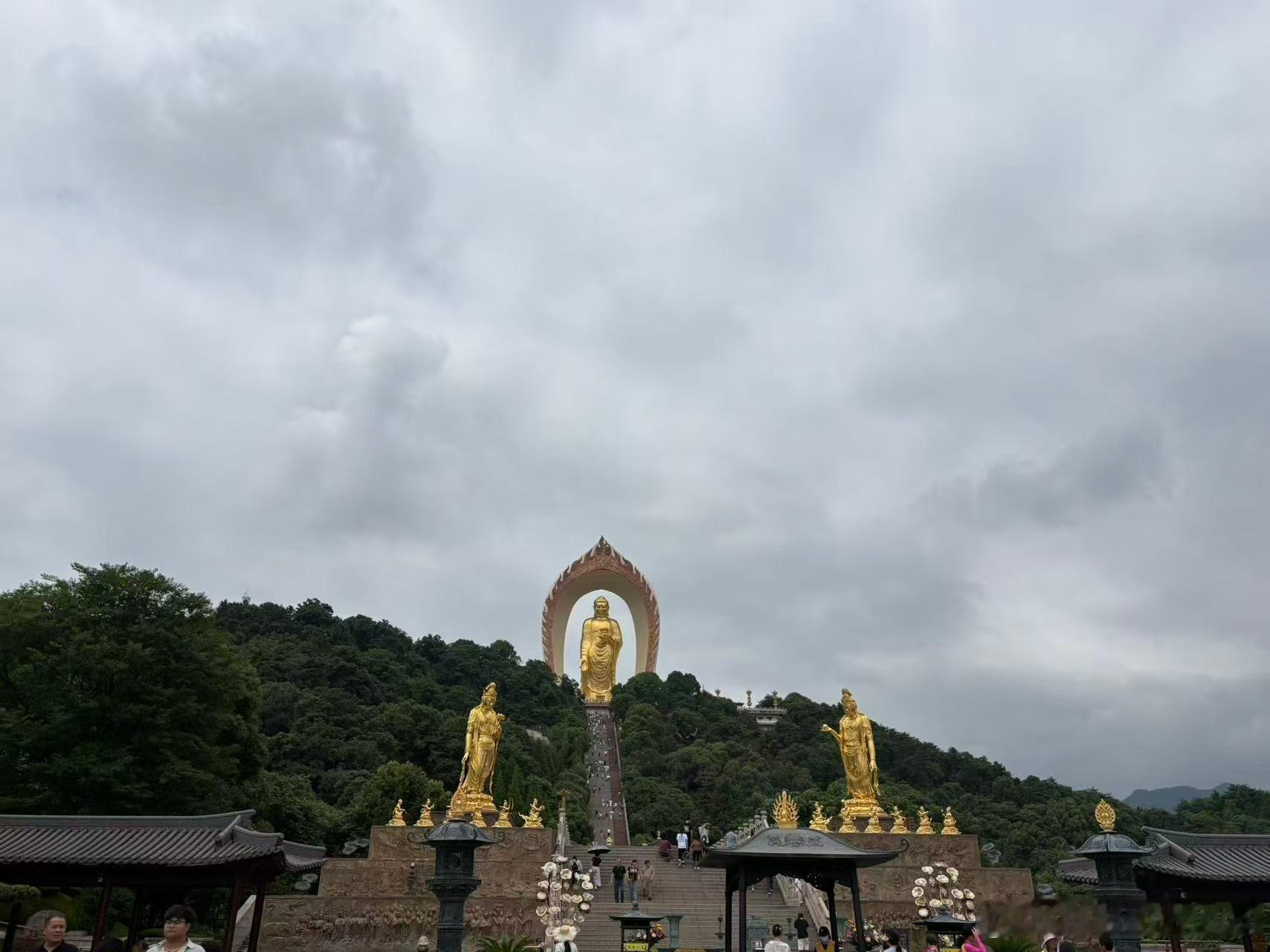 终于来打卡庐山东林大佛啦！真的是山高佛远，心诚则灵。评论区留下你的心愿，祝大家都