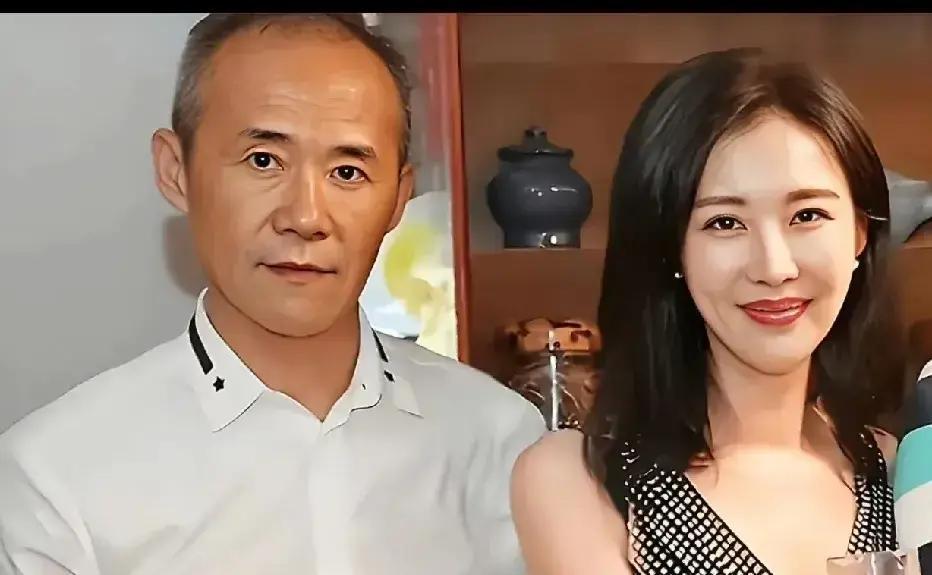 73岁王石，半年不见同框
 
去年生日，田朴珺晒了张单人切蛋糕图。配文“独自美丽