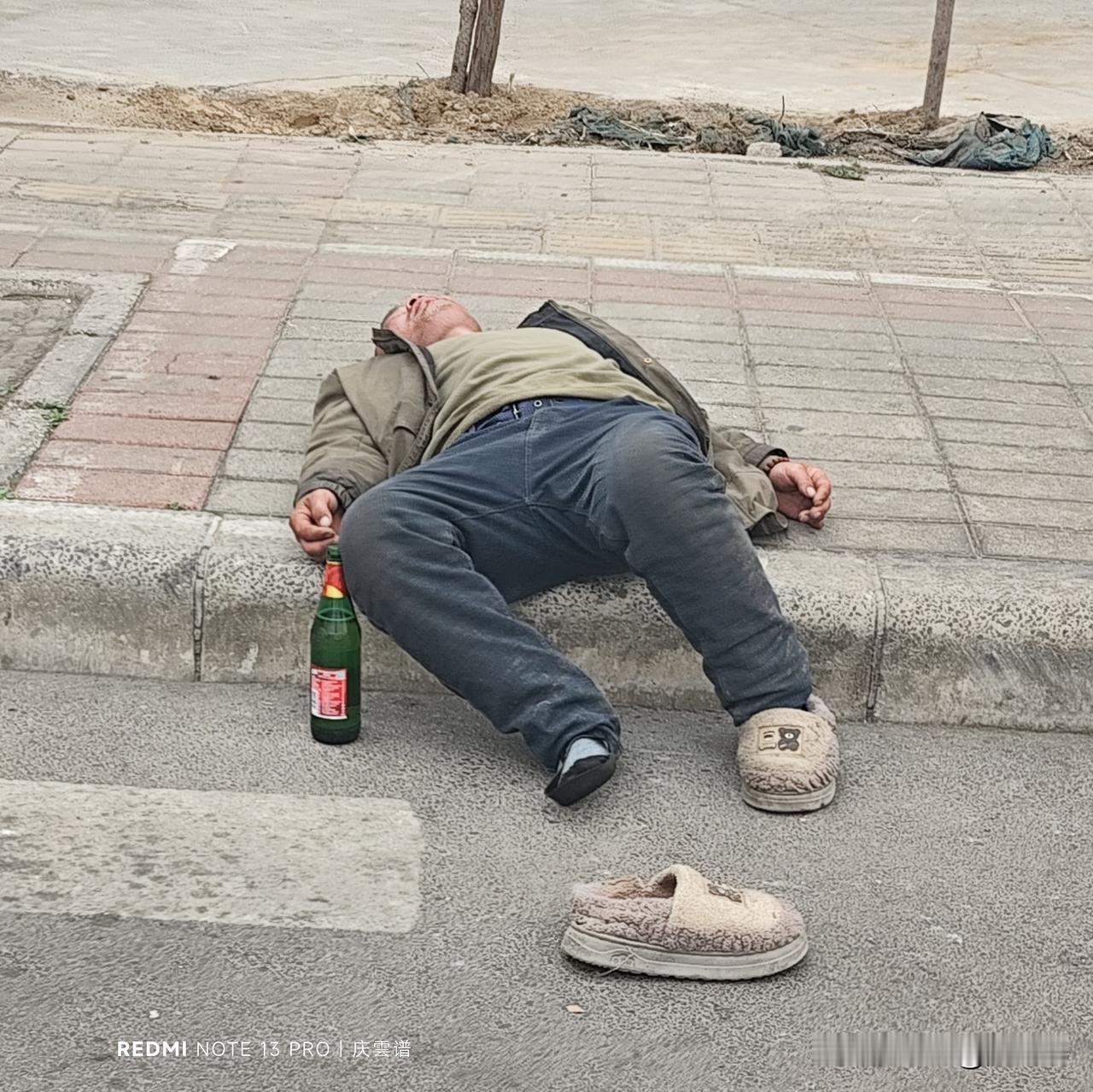 一瓶啤的没喝完，就把自己放这儿了！也不知道是遇到了多大的事儿，这样难为自己，借j