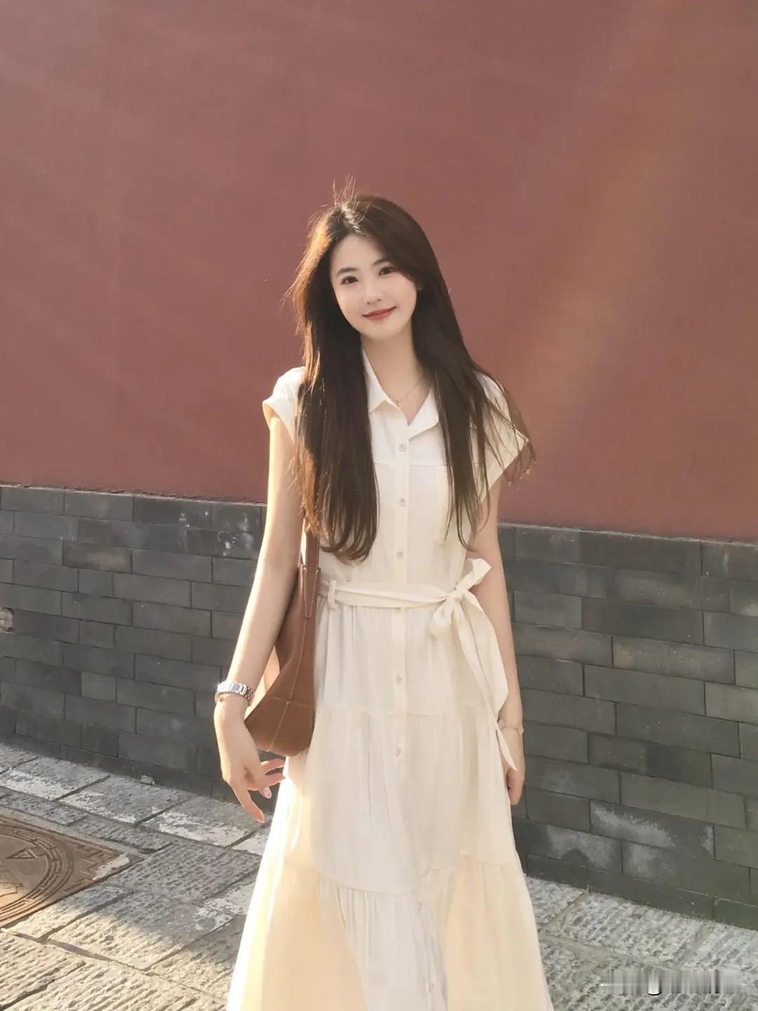 风一吹，裙摆摇曳，秋冬的阳光好像给每个人都加了一层温柔滤镜。可一站到镜头前，是不